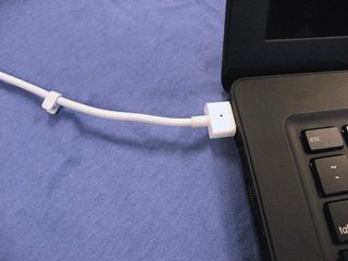 Figura 6 Slack en el conector MagSafe en el cargador T-estilo